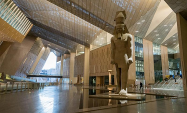Großes Ägyptisches Museum Kairo - Innenansicht Tutanchamun Ausstellung mit goldenen Schätzen und monumentaler Architektur