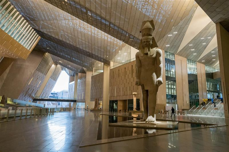 Großes Ägyptisches Museum Kairo - Innenansicht Tutanchamun Ausstellung mit goldenen Schätzen und monumentaler Architektur