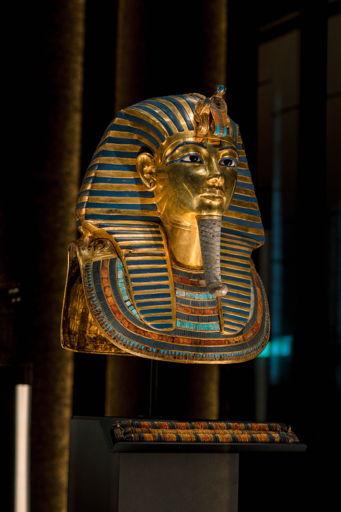 Ausstellung im Großen Ägyptischen Museum während des Hurghada Pyramiden Ausflug