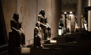 Ausstellung im Großen Ägyptischen Museum während des Hurghada Pyramiden Ausflug