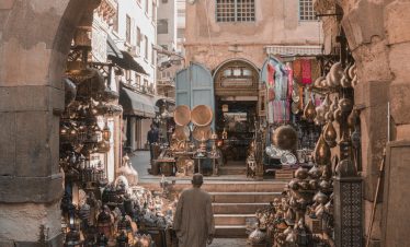 Bunte Stände und orientalische Atmosphäre auf dem Khan el-Khalili Basar in Kairo