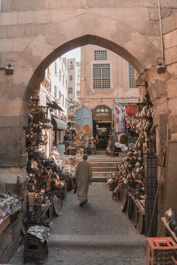 Bunte Stände und orientalische Atmosphäre auf dem Khan el-Khalili Basar in Kairo