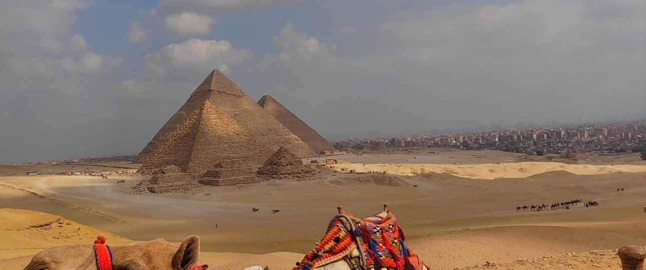 Pyramiden von Gizeh bei Sonnenaufgang während des Hurghada Pyramiden Ausflug