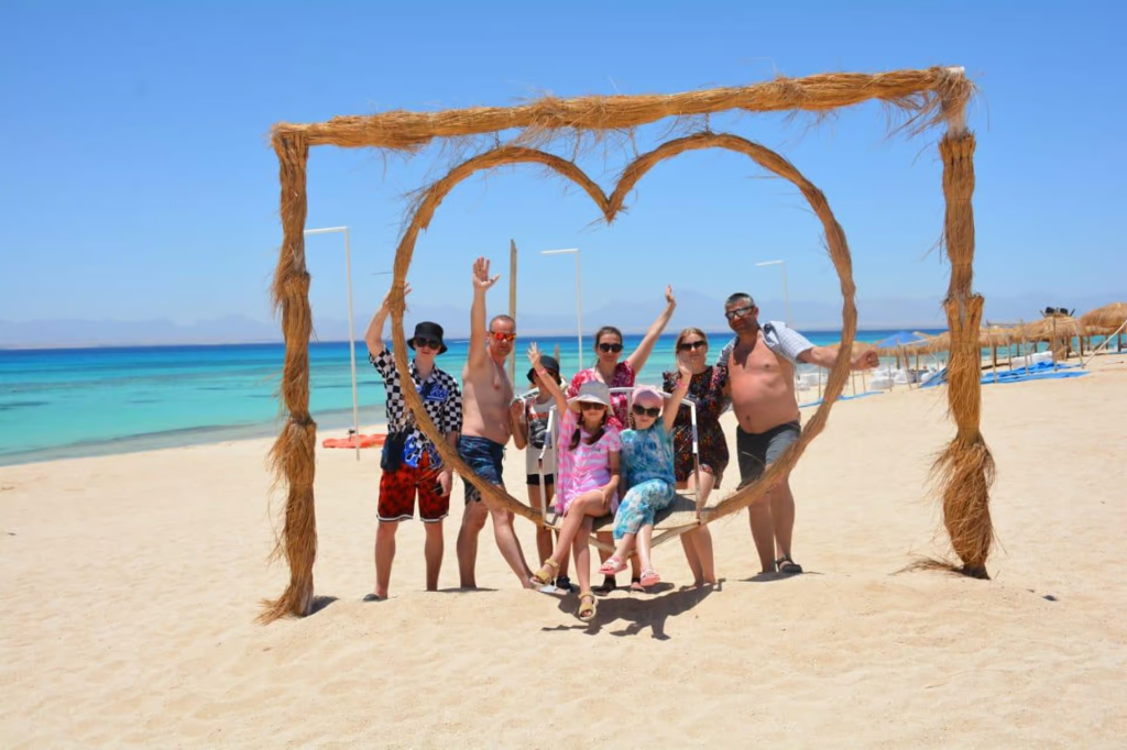 Sonnenliegen und Strohdächer am Strand der Orange Bay Ägypten