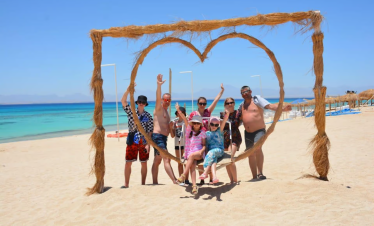 Sonnenliegen und Strohdächer am Strand der Orange Bay Ägypten