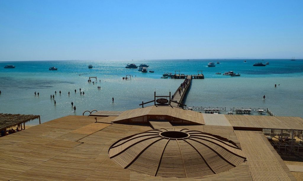 Weißer Sandstrand und türkisblaues Wasser bei Orange Bay Ägypten