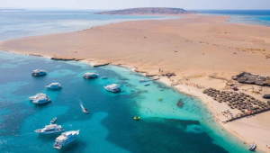 Schnorchler im klaren Wasser nahe Orange Bay Hurghada