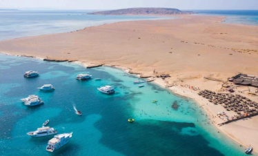Schnorchler im klaren Wasser nahe Orange Bay Hurghada
