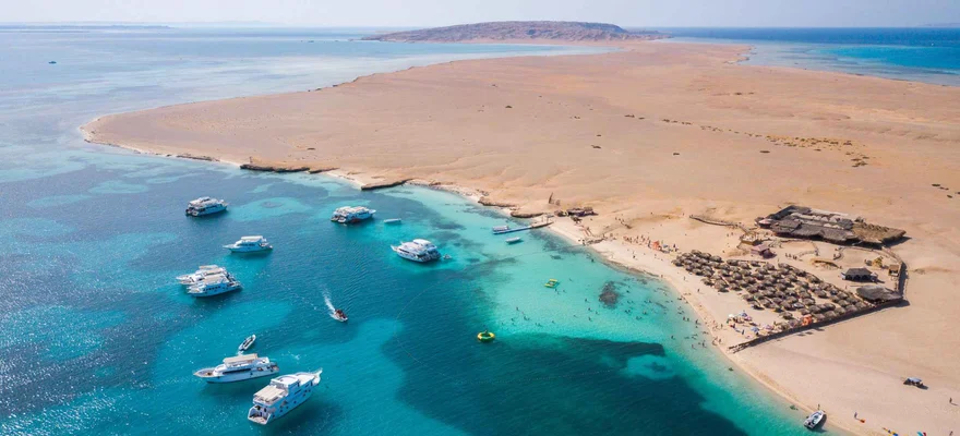 Schnorchler im klaren Wasser nahe Orange Bay Hurghada